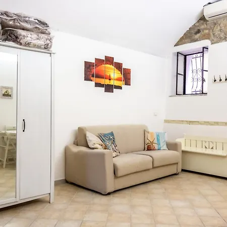 216b - Monolocale Lapigna Sanremo, Centro Storico Apartman *